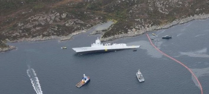 Δείτε ζωντανά τη νατοϊκή φρεγάτα να βυθίζεται μετά τη σύγκρουση με το ελληνικό τάνκερ (βίντεο)